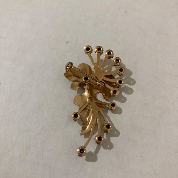 Vintage Leaf Brooch Pin With Green Rhinestones Gold-Tone Metal Floral Design - Picture 2 of 3